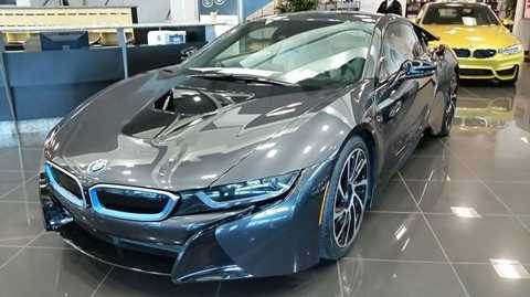 BMW i8 đang cực kỳ hút khách.