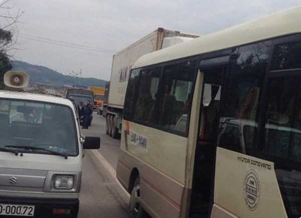 Dân vác tre rào đường cao tốc Nội Bài – Lào Cai