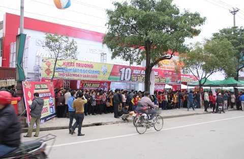 Hàng điện máy khuyến mãi khủng, người dân háo hức sắm tết sớm