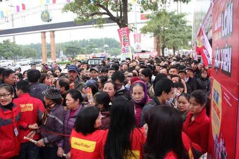 Hàng điện máy khuyến mãi khủng, người dân háo hức sắm tết sớm
