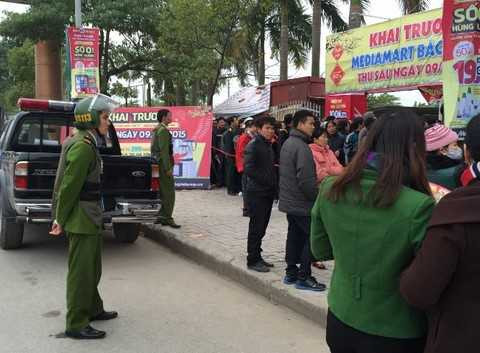 Hàng điện máy khuyến mãi khủng, người dân háo hức sắm tết sớm