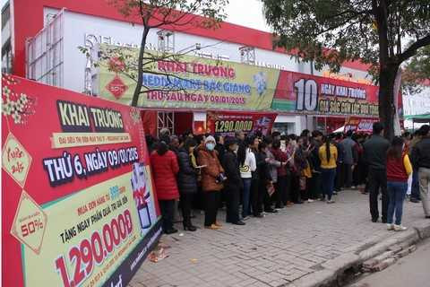 Hàng điện máy khuyến mãi khủng, người dân háo hức sắm tết sớm