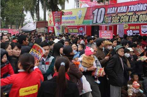 Hàng điện máy khuyến mãi khủng, người dân háo hức sắm tết sớm