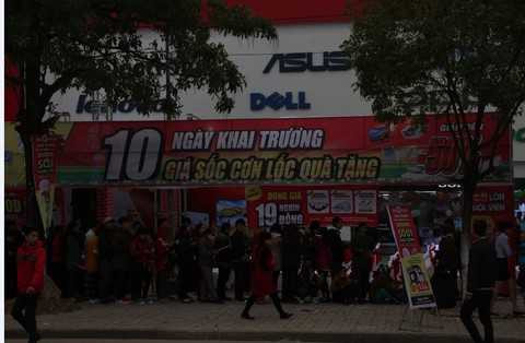 Hàng điện máy khuyến mãi khủng, người dân háo hức sắm tết sớm