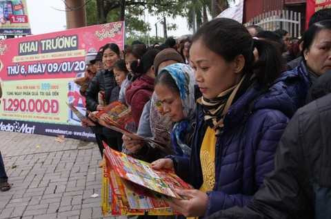 Hàng điện máy khuyến mãi khủng, người dân háo hức sắm tết sớm