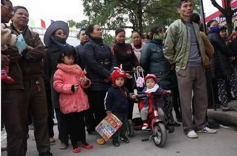 Hàng điện máy khuyến mãi khủng, người dân háo hức sắm tết sớm