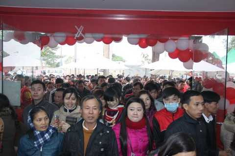 Hàng điện máy khuyến mãi khủng, người dân háo hức sắm tết sớm