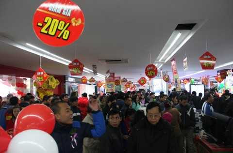 Hàng điện máy khuyến mãi khủng, người dân háo hức sắm tết sớm