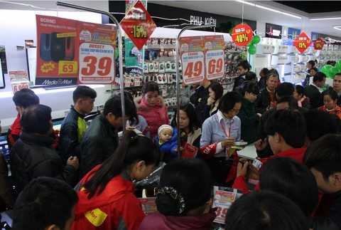 Hàng điện máy khuyến mãi khủng, người dân háo hức sắm tết sớm