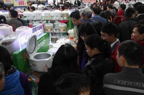 Hàng điện máy khuyến mãi khủng, người dân háo hức sắm tết sớm