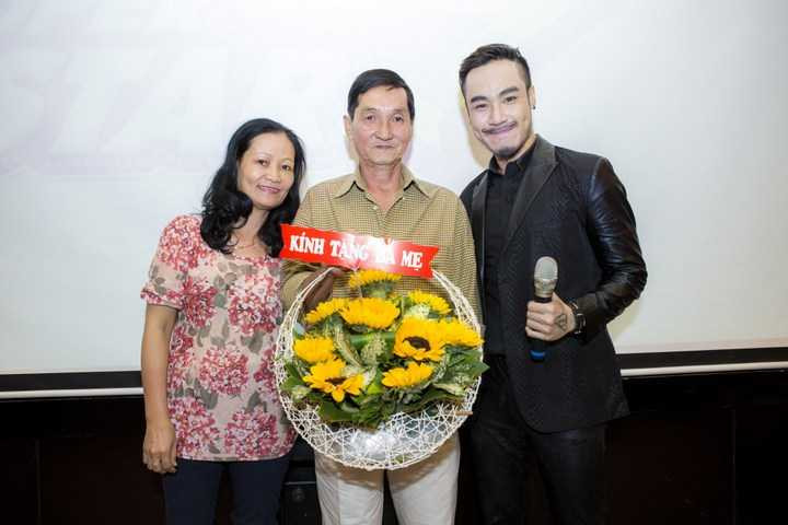 (VTC News) - Quyển sách Chìa khoá hạnh phúc gia đình của Thượng Toạ Thích Nhật Tử ghi lại những lời khuyên bảo của một vị sư dành cho người lớn, cho vợ chồng, cho cha mẹ.