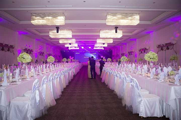 Lê Thúy đã có một bữa tiệc chiêu đãi bạn bè, đồng nghiệp thân thiết tại một trung tâm tiệc cưới sang trọng ở Q.7, TP.HCM