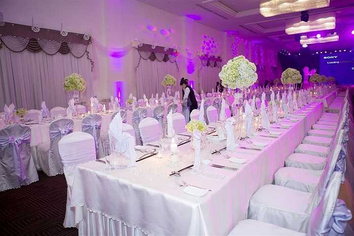 Trái ngược với đám cưới ở quê, lần này, Lê Thúy và Khải An thiết kế phòng tiệc lộng lẫy và sang trọng