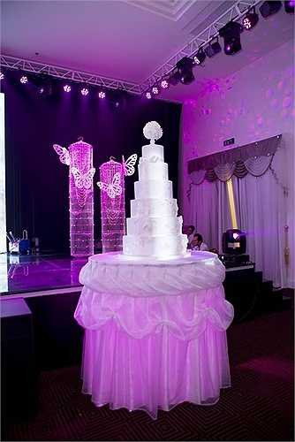 Cận cảnh chiếc bánh cưới 6 tầng