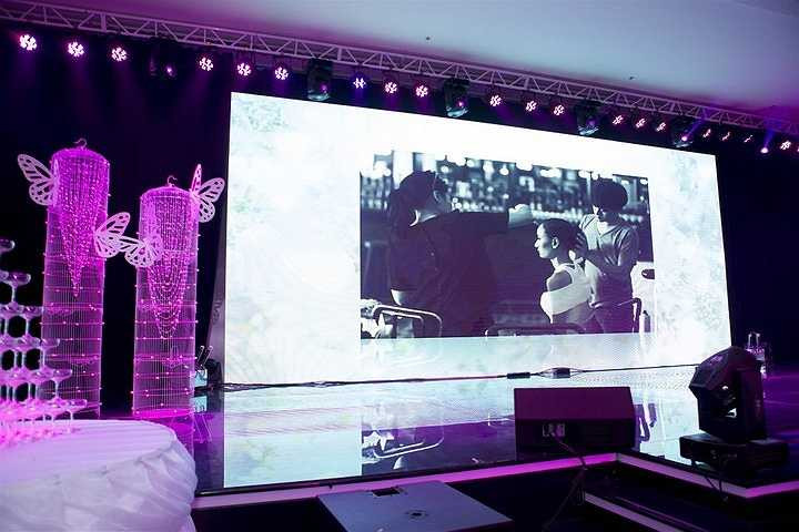 Những bức hình cưới lãng mạn của cặp đôi được trình chiếu trên màn hình lớn