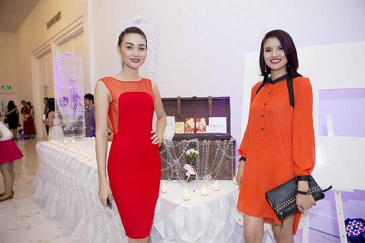 Thuỳ Trang chọn cho mình một thiết kế đỏ rực ôm sát, trong khi Lê Phương thoải mái với chiếc váy áo free style