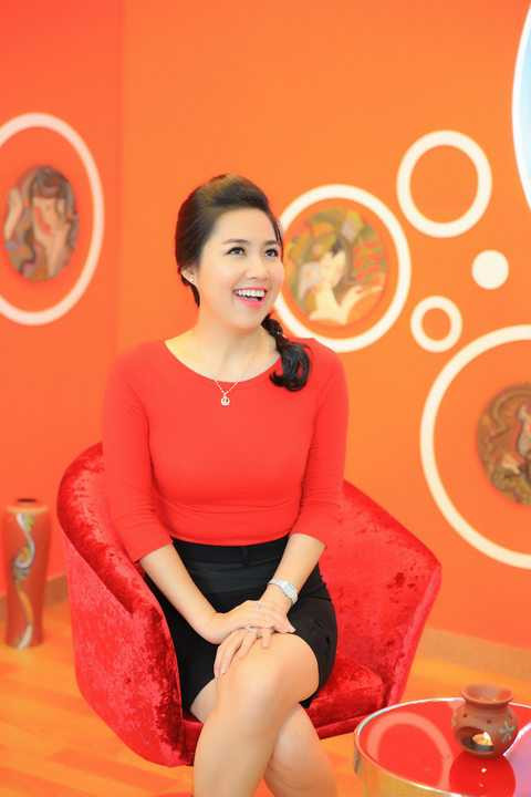 Sau đám cưới đặc biệt vô cùng lãnh mạn, Lê Khánh rạng rỡ xuất hiện trong buổi quay chương trình hài kịch Gặp nhau để cười mà cô cùng nghệ sỹ Anh Vũ đảm nhận vai trò MC dẫn dắt vào từng tiểu phẩm và tương tác cùng khán giả. 