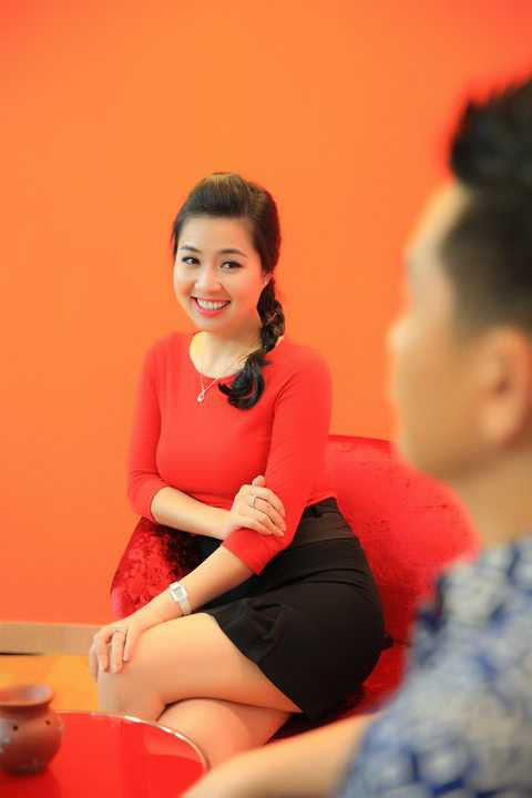 Xuất hiện tại phim trường, Lê Khánh khoe nhan sắc rạng ngời hạnh phúc và viên mãn. Cảm giác hạnh phúc của ngày cưới dường như vẫn còn hiện hữu trên gương mặt của Lê Khánh.