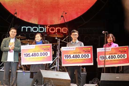 MobiFone RockStorm7 xua tan mưa lạnh tại Hà Nội