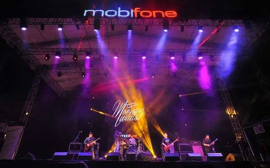 MobiFone RockStorm7 xua tan mưa lạnh tại Hà Nội