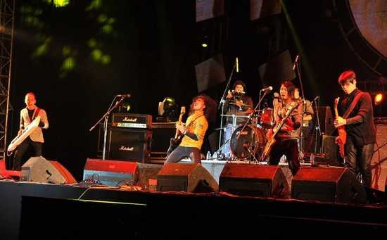 MobiFone RockStorm7 xua tan mưa lạnh tại Hà Nội