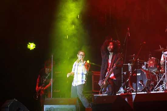 MobiFone RockStorm7 xua tan mưa lạnh tại Hà Nội