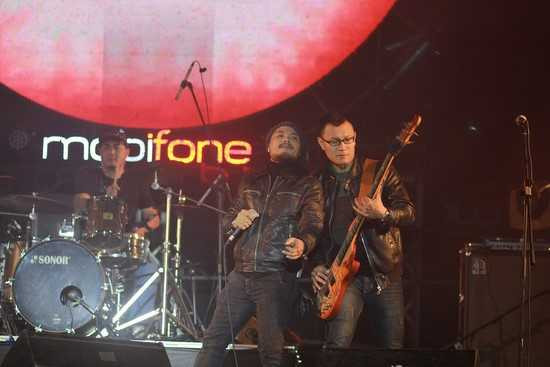 MobiFone RockStorm7 xua tan mưa lạnh tại Hà Nội