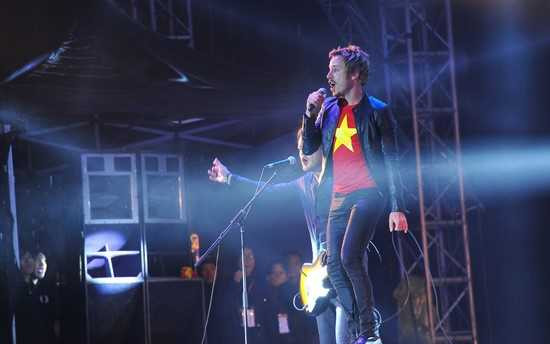 MobiFone RockStorm7 xua tan mưa lạnh tại Hà Nội