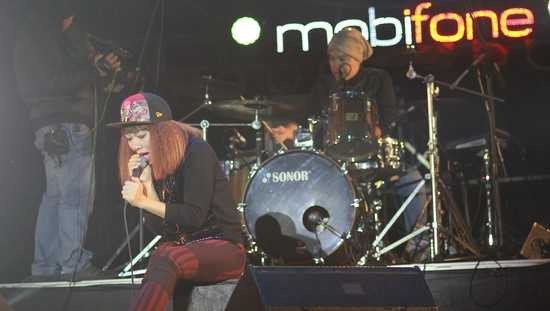 MobiFone RockStorm7 xua tan mưa lạnh tại Hà Nội