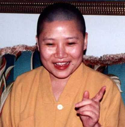 Lý Na xuất gia theo Phật Pháp từ năm 1997 khi sự nghiệp đang ở đỉnh cao. 