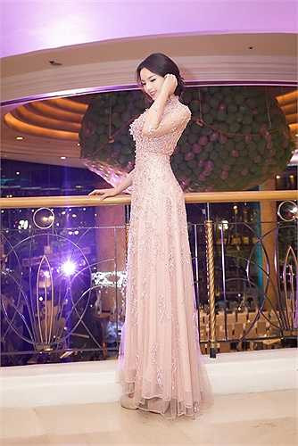 Ngoài ra, Kỳ Duyên còn khiến nhiều người ấn tượng với cách nói chuyện thông minh và duyên dáng.