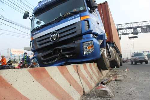 Container 'đại náo' xa lộ Hà Nội, giao thông hỗn loạn