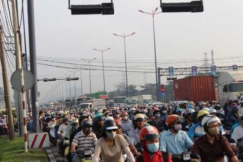 Container 'đại náo' xa lộ Hà Nội, giao thông hỗn loạn