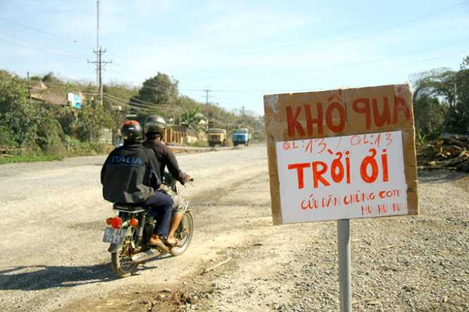 Dân dựng biển doạ chặn đường trên quốc lộ 13