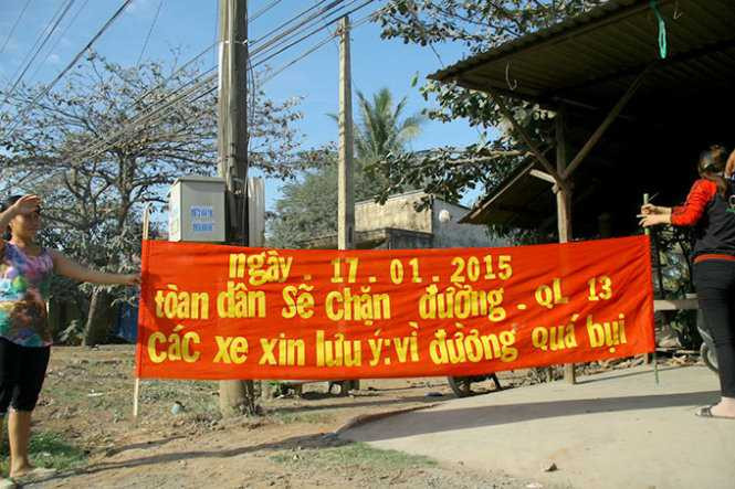 Dân dựng biển doạ chặn đường trên quốc lộ 13