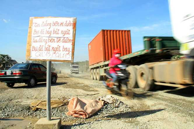 Dân dựng biển doạ chặn đường trên quốc lộ 13