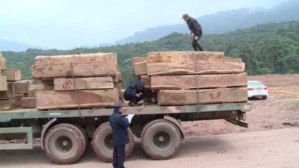 Hàng trăm xe tải 'nằm chết' ở cửa khẩu vì công văn