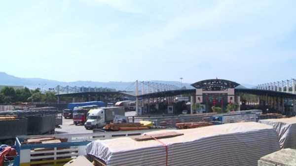 Hàng trăm xe tải 'nằm chết' ở cửa khẩu vì công văn