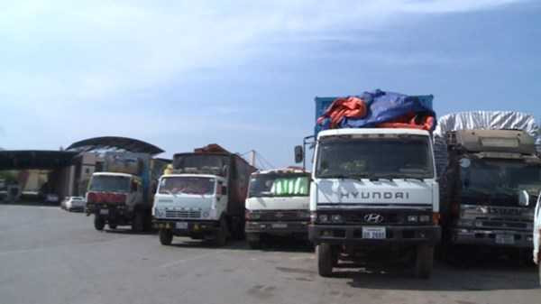 Hàng trăm xe tải 'nằm chết' ở cửa khẩu vì công văn