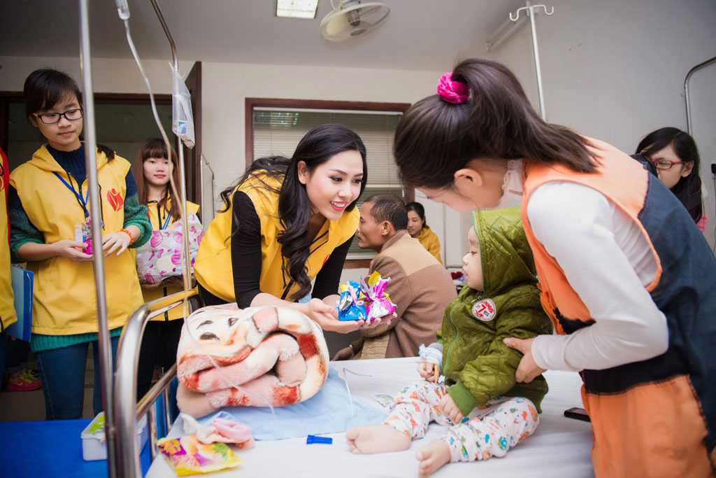 Hoa hậu Nguyễn Thị Loan hiến máu