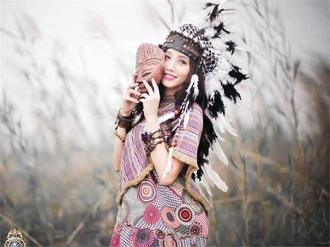 Hot girl Hà Thành - Ngân Búng vừa chia sẻ bộ ảnh cô hóa thành nữ thổ dân xinh đẹp khiến dân mạng hết lời khen ngợi