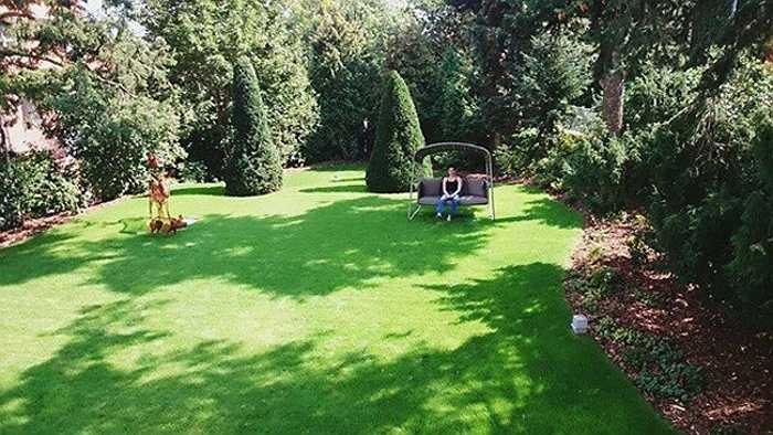 Thu Minh khoe khu vườn rộng trong ngôi biệt thự.