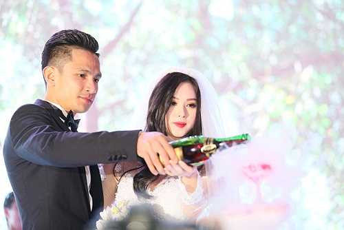 Anh là doanh nhân trẻ, sinh ra trong một gia đình giàu có nổi tiếng chịu chơi ở Hà Thành. 