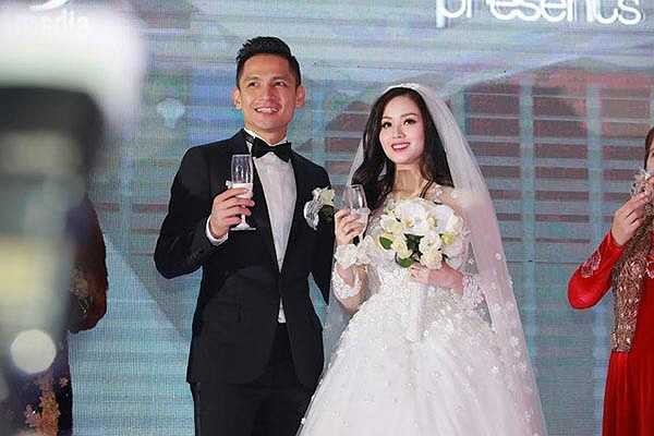 Ông xã của Tâm Tít cũng chính là người đàn ông tình tứ với hot girl trong quán bar mới đây.