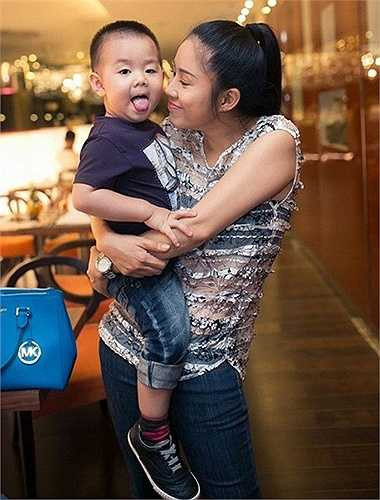 Kể từ khi ly hôn, Lê Phương chọn cách im lặng để bảo vệ gia đình trong khuôn khổ của một người mẹ. Tuy nhiên, mới đây, nữ diễn viên đã chia sẻ lên trang cá nhân đoạn tâm thư khá dài, tố Quách Ngọc Ngoan nhiều lần vay tiền không trả, bỏ bê con trai 2 tuổi. Theo lời tố của Lê Phương, nam diễn viên nổi tiếng đào hoa không có thời gian nhắn tin, gọi điện hỏi thăm con, chứ đừng nói '5 ngày về thăm con một lần' như anh từng chia sẻ trên mặt báo. 