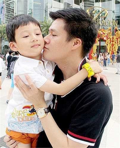 Những lời trách móc của vợ cũ khiến Quang Dũng rất bất ngờ. Anh tâm sự: 'Những dòng chữ đó khiến tôi suy nghĩ rất nhiều. Sau này, Bảo Nam chắc cũng sẽ buồn nếu biết đến những dòng chữ đó. Jenni đã tháo ý kiến đó xuống ngay sau khi đăng lên Facebook nên tôi nghĩ cô ấy đã hiểu việc mình làm là không đúng'.