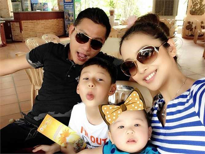 Hiện, Jennifer Phạm đã kết hôn và có cuộc sống hạnh phúc với doanh nhân Đức Hải. Người đẹp sinh bé gái thứ hai vào tháng 6/2013. Cô vui mừng chia sẻ, ông xã là người rất yêu trẻ con và coi Bảo Nam như con ruột của mình.