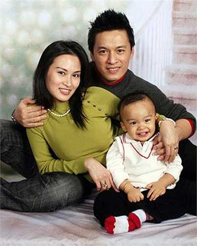 Vợ cũ tố Lam Trường mượn chuyện gặp con để PR bản thân: Nam ca sĩ Lam Trường kết hôn với Ngô Ý An vào năm 2004 và có với nhau cậu con trai tên Kiến Văn. Tin đồn rạn nứt của cặp đôi xuất hiện từ năm 2009, nhưng mãi đến đầu năm 2011, anh Hai mới chính thức thừa nhận đã ly hôn. Nhiều người cho rằng việc thường xuyên phải xa vợ con để về Việt Nam biểu diễn là nguyên nhân khiến hôn nhân của họ đổ vỡ. Tuy nhiên, sau đó, Ý An tố Lam Trường có mối quan hệ ngoài luồng với một người mẫu.