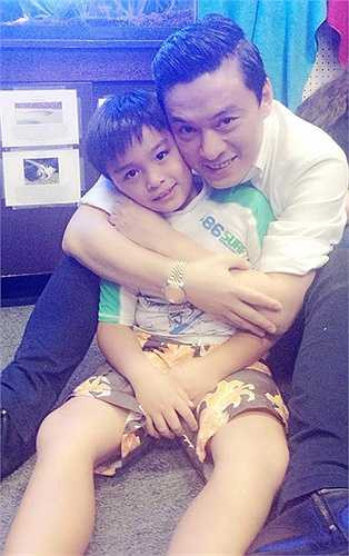 Hồi cuối tháng 10/2014, giọng ca Tình thôi xót xa đăng tải hình ảnh thân thiết chụp cùng con trai Kiến Văn, kèm theo dòng chia sẻ 'Con trai giờ lớn vậy rồi, giọt nước lớn + giọt nước nhỏ...', khiến người hâm mộ xúc động. Ngay lập tức, anh vấp phải sự phản ứng của Ý An. Cô mỉa mai chồng cũ 2 năm không thăm con, khoe con trên trang cá nhân thực chất chỉ là trò PR tên tuổi. 