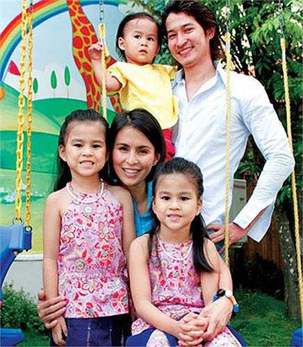 Vợ cũ nói Huy Khánh trăng hoa: Câu chuyện lùm xùm giữa diễn viên Huy Khánh với người vợ hơn tuổi Hoàng Anh cũng tốn không ít giấy mực của báo giới. Kết hôn vào năm 2005, cặp đôi có với nhau một con trai và nhanh chóng đường ai nấy đi sau 5 năm chung sống. Sau khi ly hôn vào năm 2010, Hoàng Anh nhiều lần lên báo nói Huy Khánh là người đàn ông trăng hoa, cũng như dành những lời lẽ vô cùng cay độc khi nói về những mối tình của chồng cũ trên trang cá nhân.